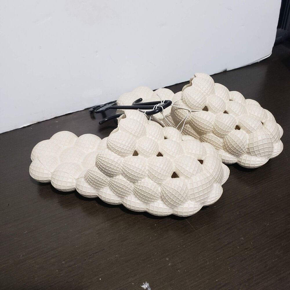 New  w/tag Sole Mates Slip on Closed Toe  Bubble Slides  White M (7/8)